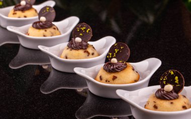 Eritilmiş çikolata ve toz parçaları ile bisküvi