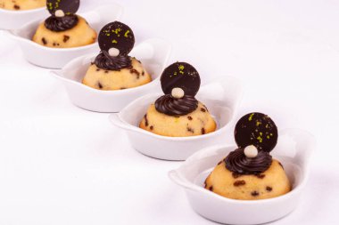 Bir zebra kek çikolata mousse ve çikolata ile