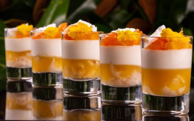 Çilek ile ayrı shota bir tatlı