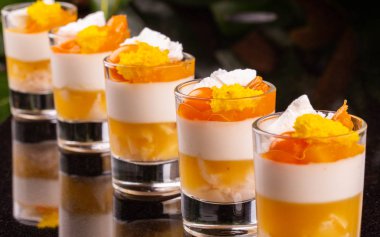 Krem mus ve taze meyve ile kremsi jöle