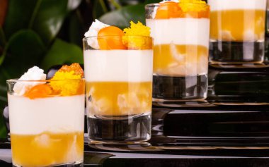 Ananas mousse ile kremsi jöle altında taze ananas parçaları