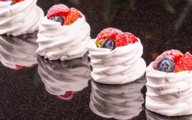 Çilek, ahududu ve böğürtlen ile havadar beze