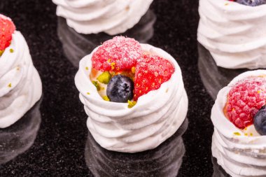 Beze böğürtlen, ahududu ve krema şeker içinde çilek ile