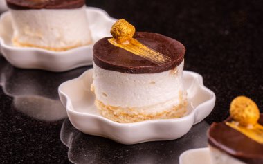 Sufle çikolata kiremit ve altın ile