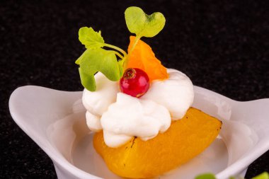 Kabak mus ve yeşillikleri ile çilek ile