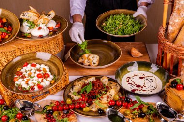 Peynir mozzarella, işlenmiş peynir, domates, roka, kurutulmuş domates ve beyaz ekmek