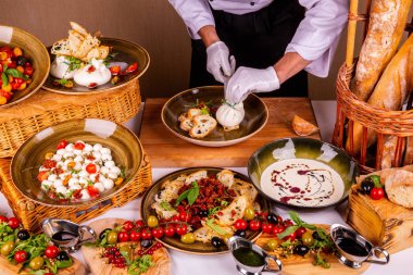 Bir çuval peynir ve yeşillik salatası ile kesme