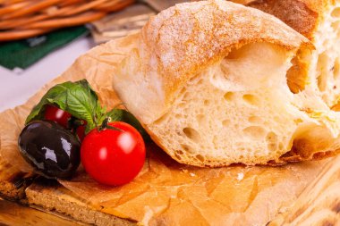 Zeytin ve domates kağıt üzerinde beyaz somun