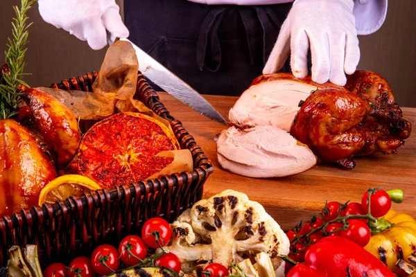 Corte Pollo Por Chef Una Tabla Cortar — Foto de Stock