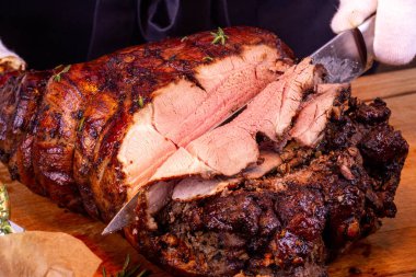 Keskin bıçak aşçı bir domuz bacak undresses