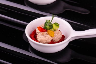 Bir karaciğer tatlı biber ve kurutulmuş domates ile