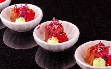 Tatlı biber, susam ve bir parça balık yeşillikleri ile