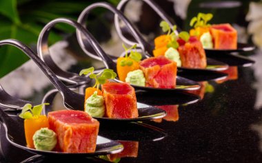 Balık fileto yeşillikleri ile