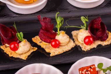 Çatırtı ekmek üzerinde kurutulmuş bir karaca