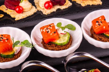 Bir salatalık susam ile balık