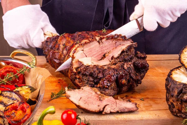 Partes Carne Suculenta Que Corta Sobre Hough Porco — Fotografia de Stock
