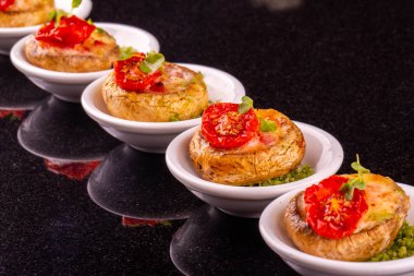 Champignon mantar domates ve işlenmiş peynir ile gelen snack