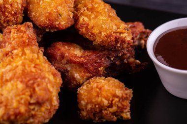 Tavuk kanadı'nda ekmek kırıntıları