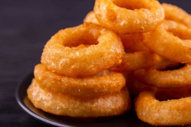 Yüzük soğan ekmek kırıntıları içinde