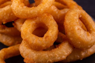 Ayçiçek yağı kızarmış hamur içinde soğan halkaları