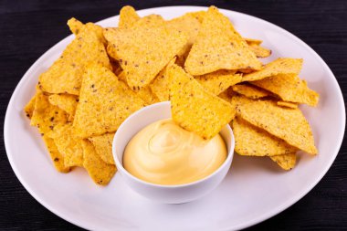 Nachosa peynir sos ile