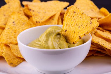 Sos hardal, kazık için sunulmaktadır