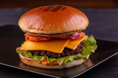 Bekonator burger turşu, marul yaprakları ve ketçap
