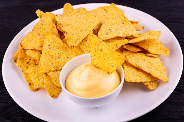 Nachosa peynir sos ile