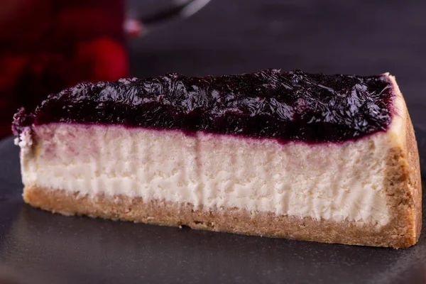 Frenk üzümü cheesecake, çay çaydanlık ile servis edilir
