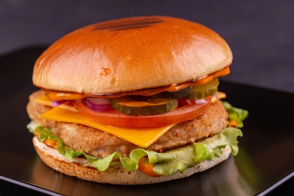 Chicken Burger Cucumbers Tomatoes Lettuce Leaves Cheese — Stock Photo, Image