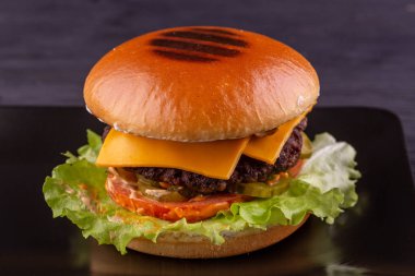 Hamburger biftek pirzola domates ve marul ile kremsi bırakır