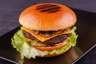 Burger krem sos ve göğsü marul yaprakları ile
