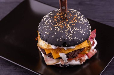 Optimus burger pastırma ve sebze ile krem sos ile