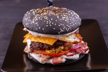 Burger pastırma ve siyah geri, krem sos ile