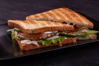 Tavuk göğsü ve peynir soslu taze sebze ile çatırtı sandviç