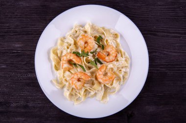 Fetuchina Yapıştır peynir sos ile Kraliyet karides ile