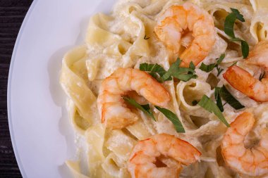  Krema soslu karides ile yapıştırmak