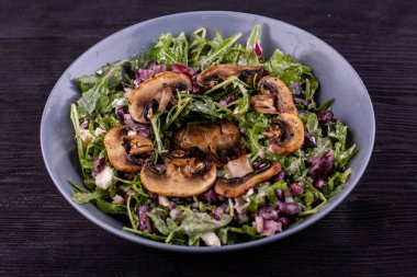 Renkli kuru roka ve kızarmış yağlı mantar sos ile