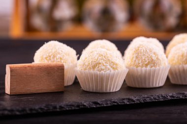  Truffle beyaz bir substrat çikolata