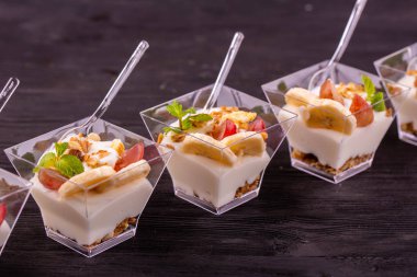 Muz ve üzüm kahvaltıda parfe