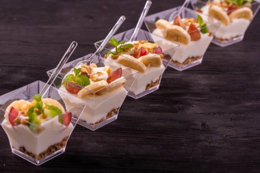 Üzüm ve kuru üzüm ile muz vanilya köpük