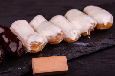 Vanilyalı krema ile vanilya eklerleri