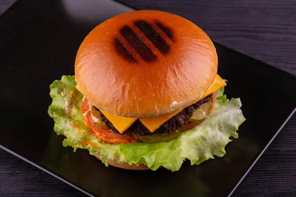 Κρεμώδη Burger Μπιφτέκι Και Πίκλες — Φωτογραφία Αρχείου