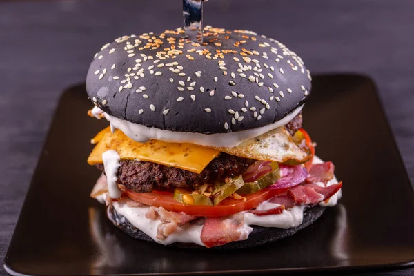 Burger pastırma ve siyah geri, krem sos ile