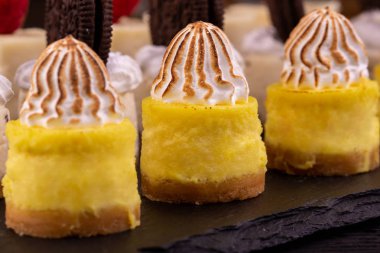 Siyah granit üzerine krem vanilya ile limon cheesecake