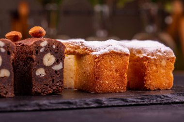 Brownie vanilya şekeri ve badem ile Brownie fındık krema ile