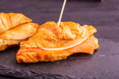 Somon ve peynirli ay çöreği