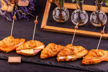 Kruvasan jambon, tavuk, peynir ve bir Türkiye ile duracaksınız