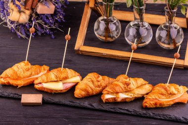 Tavuk, hindi, somon ve jambon ile ay çöreği