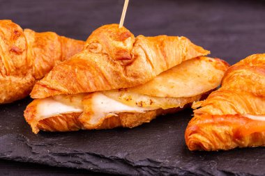 kruvasan, peynir ve salam